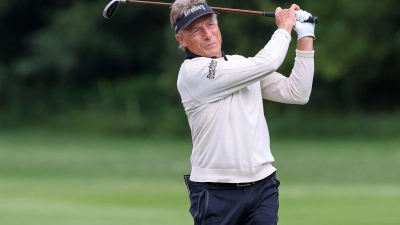 Deutschlands Bernhard Langer schlägt den Ball. (Foto: Christian Kolbert/Kolbert-Press/dpa)