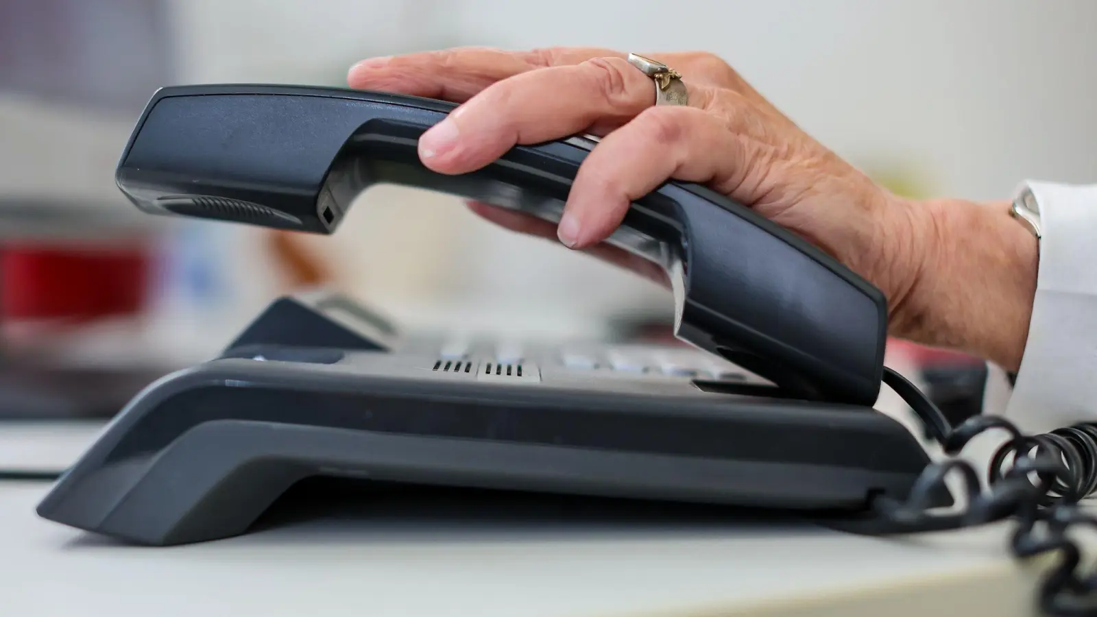 Wegen einer Stromabschaltung gilt am Vormittag eine andere Telefonnummer. (Symbolbild: Jan Woitas/dpa)