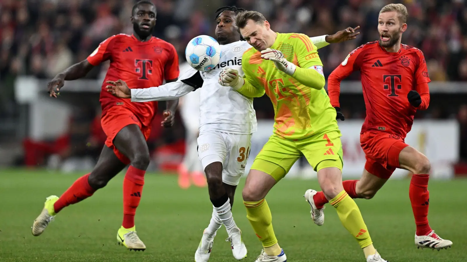 Verhängnisvoller Zusammenstoß mit Leverkusens Frimpong für Manuel Neuer (Foto: Sven Hoppe/dpa)