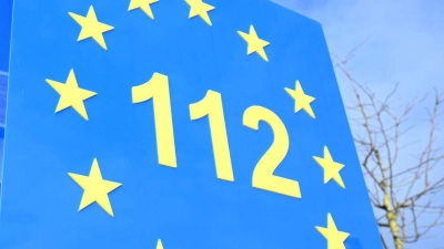 Der für den Winterdienst zuständige Mann wählte den Notruf. (Symbolbild) (Foto: Bernd Weißbrod/dpa)