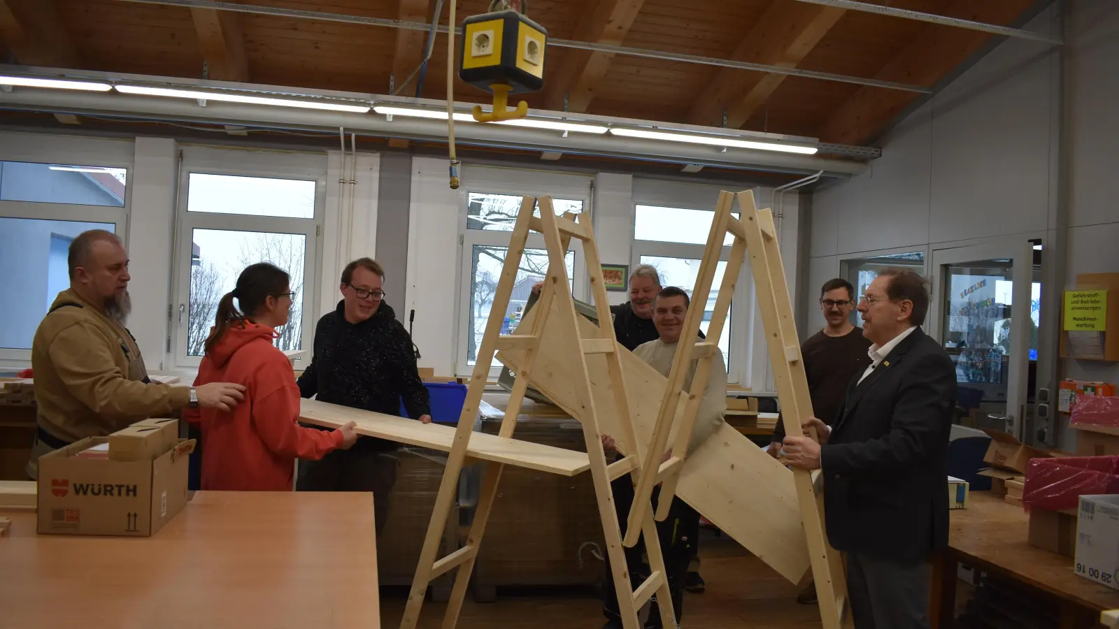 Gruppenleiter Martin Stern, Helena Ott, Thomas Renk, Gruppenleiter Markus Sieber, Stefan Schreiber, Werkstattleiter Matthias Friedrich und Hans Herold (v.l.) trafen sich in der Schreinerei. (Foto: Ute Niephaus)