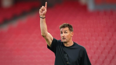 Miroslav Klose weist die Richtung: Aufwärtsgehen muss es mit dem „Club“. (Foto: Daniel Karmann/dpa)