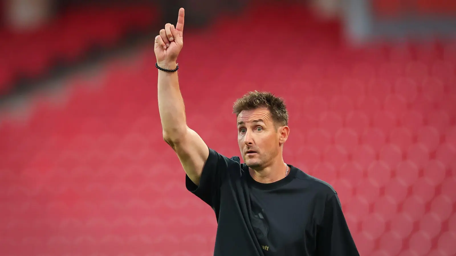 Miroslav Klose weist die Richtung: Aufwärtsgehen muss es mit dem „Club“. (Foto: Daniel Karmann/dpa)