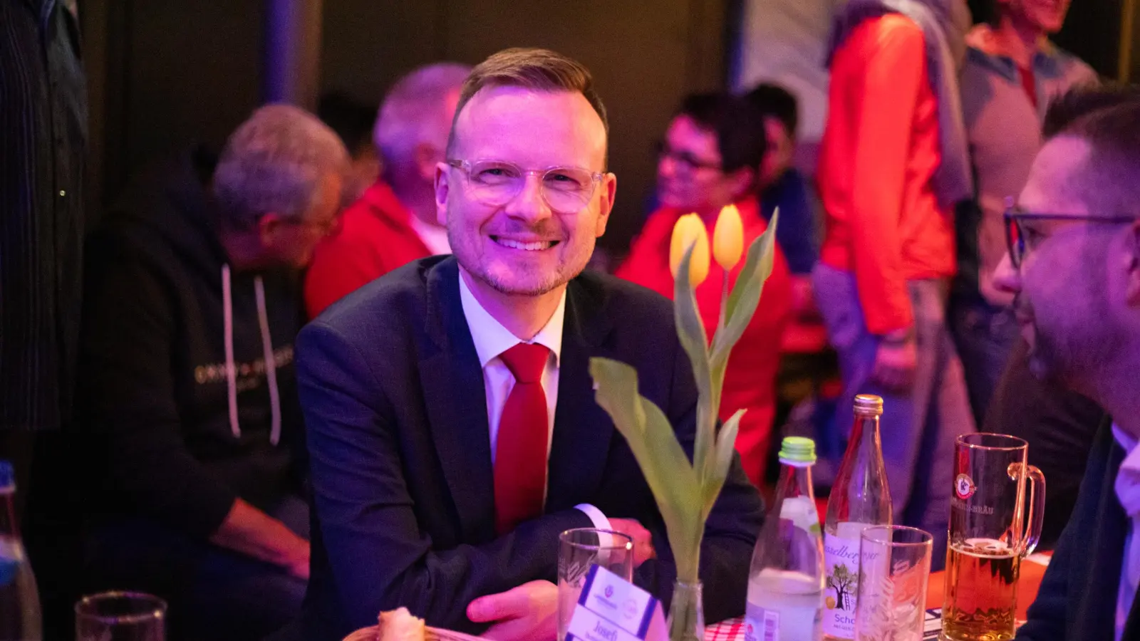 Bezirkstagspräsident Peter Daniel Forster ist auch da. (Foto: Evi Lemberger)