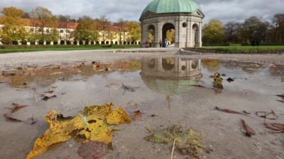 Vor allem an den Vormittagen müssen die Menschen mit Regen rechnen. (Symbolbild) (Foto: Karl-Josef Hildenbrand/dpa)