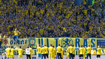 Angespannte Situation: Spieler und Fans von Eintracht Braunschweig. (Foto: Silas Schueller/DeFodi Images/dpa)