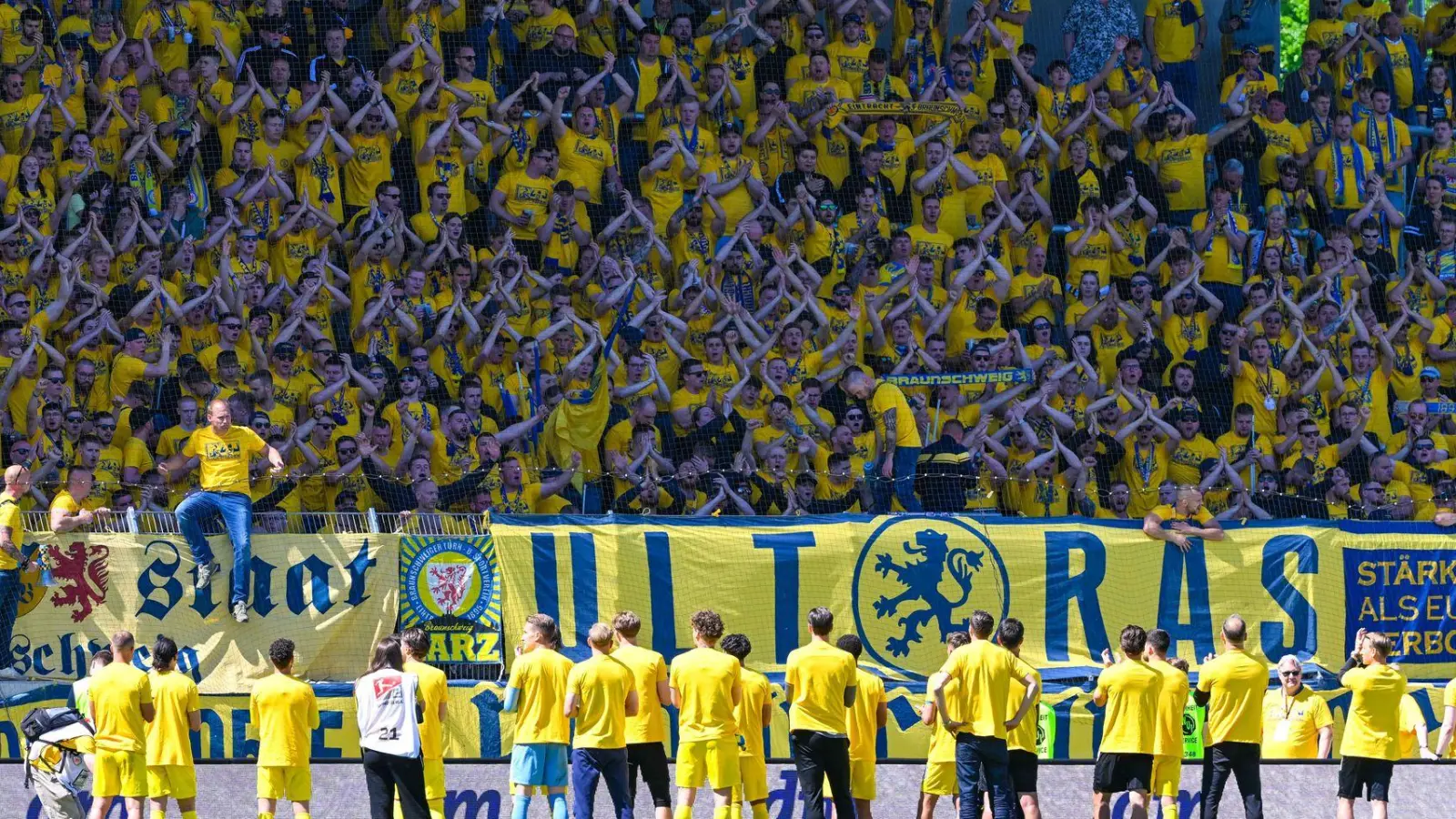 Angespannte Situation: Spieler und Fans von Eintracht Braunschweig. (Foto: Silas Schueller/DeFodi Images/dpa)