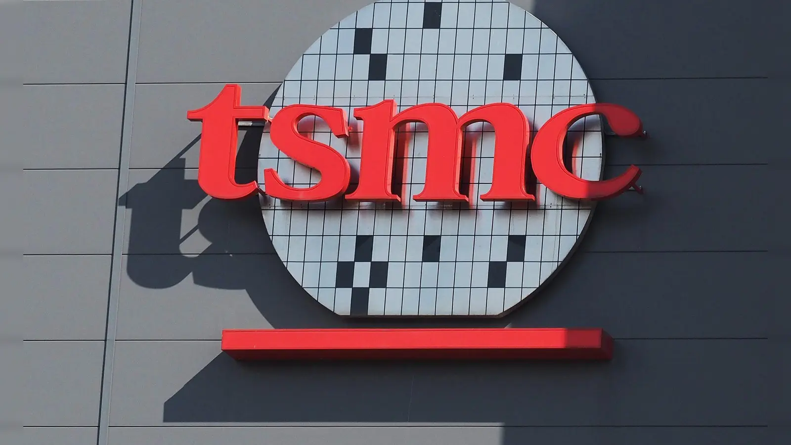 Der taiwanische Chiphersteller TSMC hat erneut ein Rekordergebnis vorgelegt. (Archivbild) (Foto: David Chang/EPA/dpa)