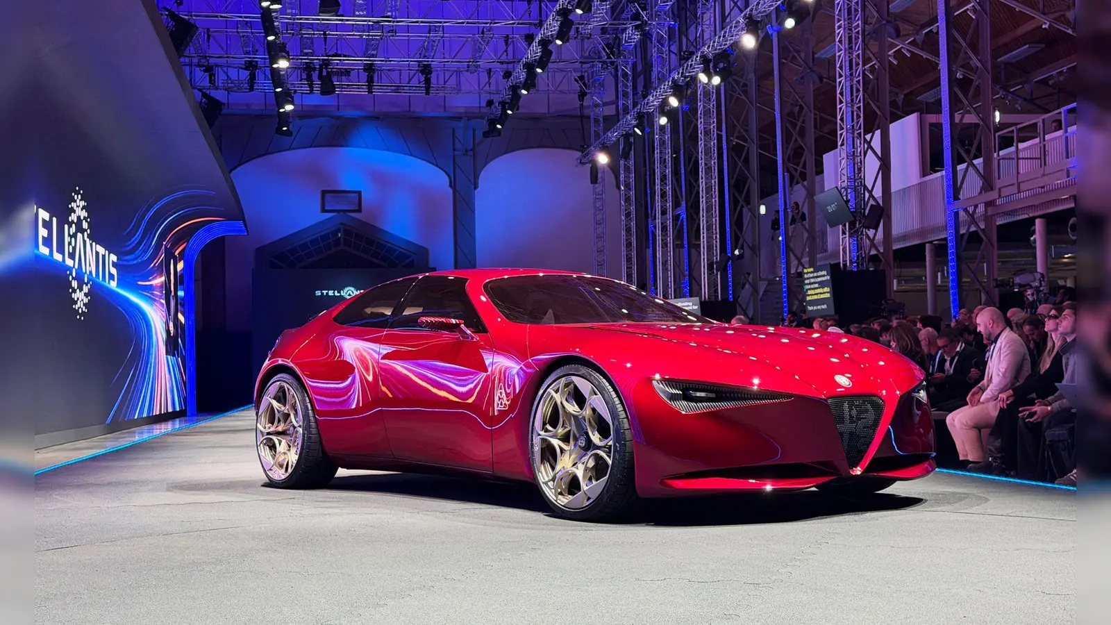 Soll Herzen höher schlagen lassen: die neue Alfa-Studie Cuore Rosso. (Foto: Thomas Geiger/dpa-tmn)