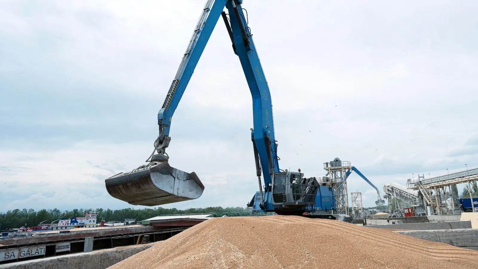 Ein Bagger verlädt in einem Getreidehafen im ukrainischen Ismajil Getreide in ein Frachtschiff. (Foto: Andrew Kravchenko/AP/dpa)