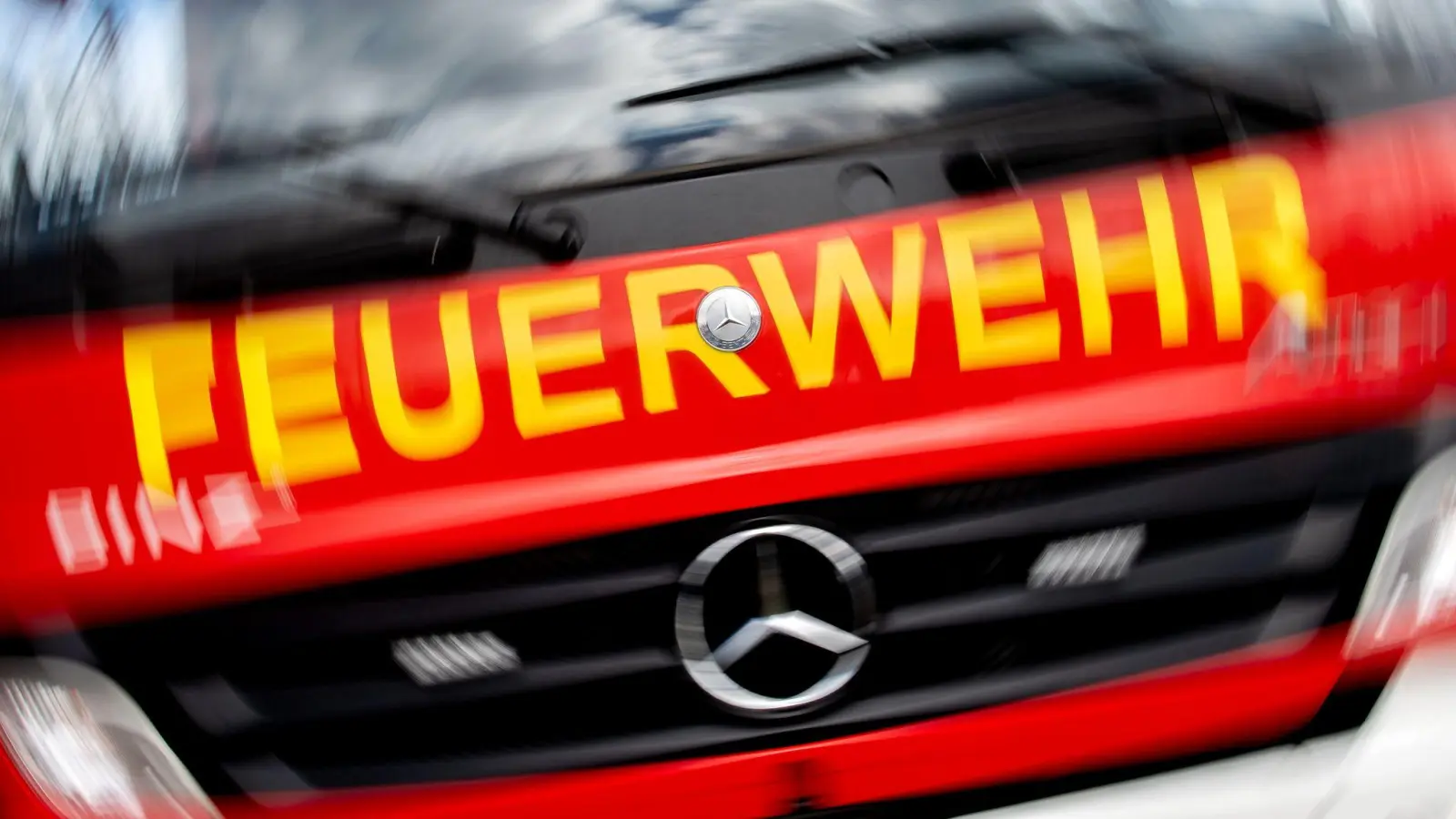 Bei einem Brand in einer Lagerhalle in Augsburg war die Feuerwehr bis in die Nacht vor Ort (Symbolbild). (Foto: Hauke-Christian Dittrich/dpa)