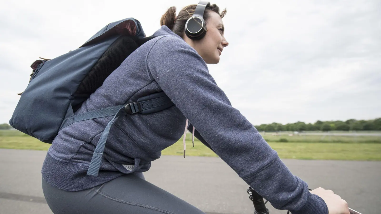 Auch leise Musik kann ablenken - deshalb sollten Radfahrer besser keine Kopfhörer tragen. (Foto: Robert Günther/dpa-tmn)