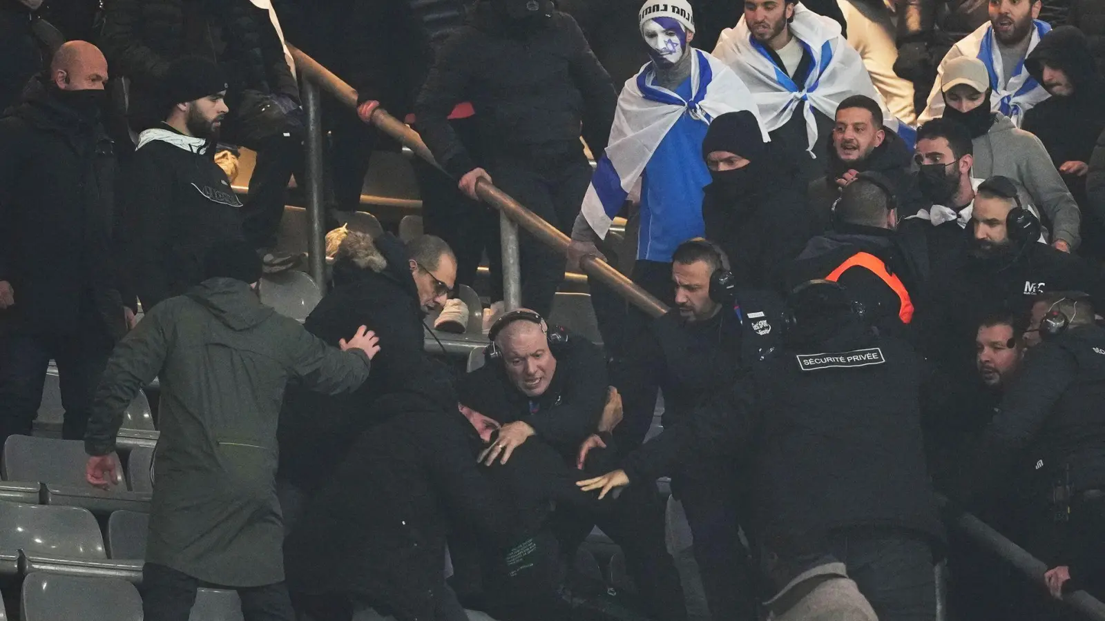 In der ersten Halbzeit kommt es zu Rangeleien im Stadion. (Foto: Thibault Camus/AP)