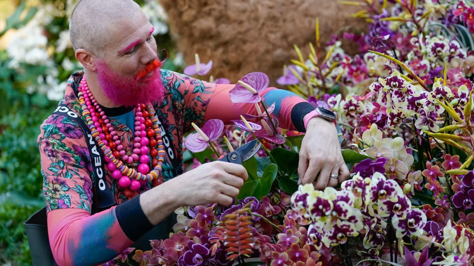 Kew Orchid Festival: Gärtner vollendet farbenprächtige Peru-Ausstellung in London (Foto: Andrew Matthews/PA Wire/dpa)