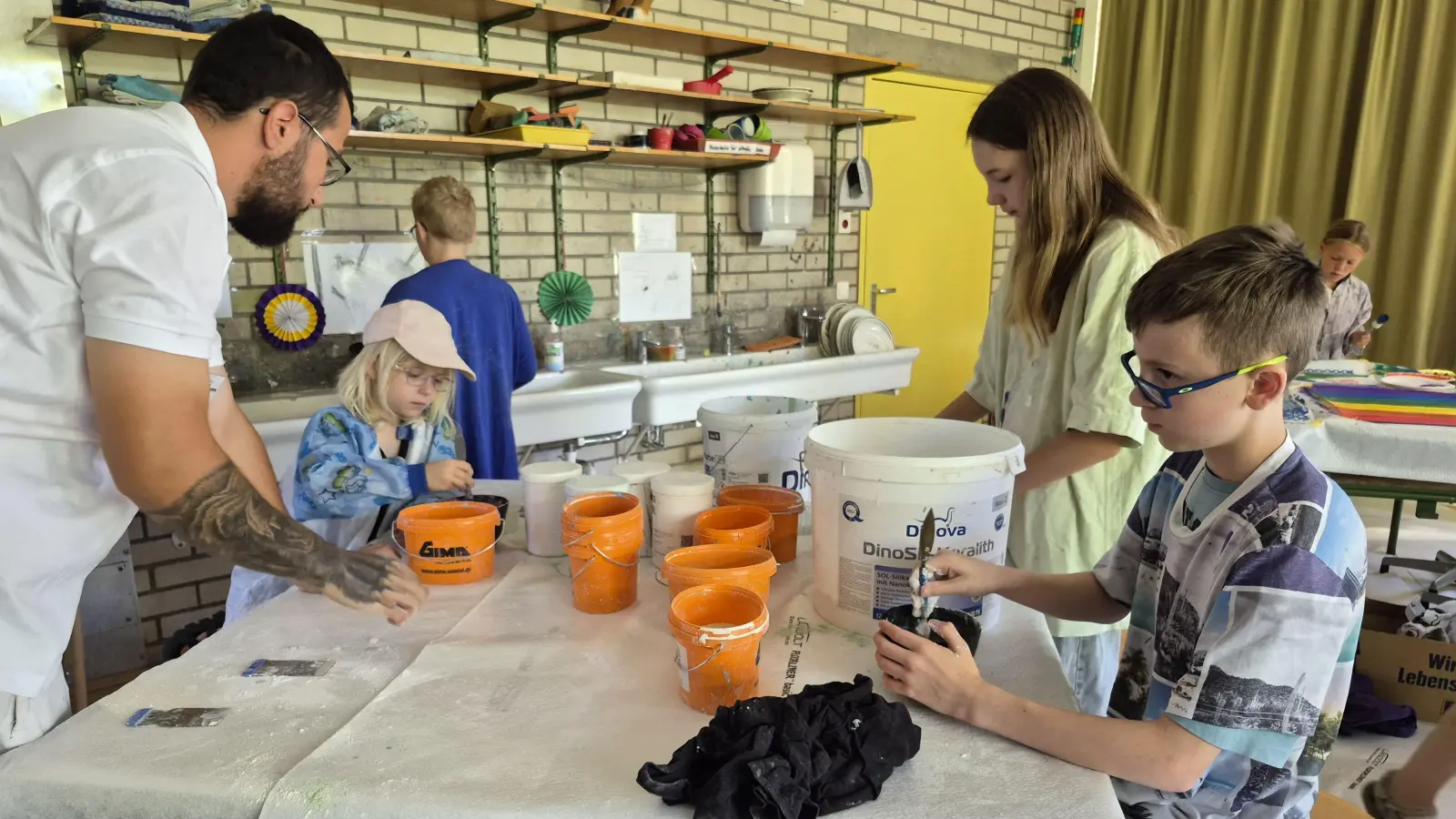 Auch eine Gipswerkstatt gehört zum Berufsbildungsangebot der Kinderstadt. (Foto: Margit Schwandt)