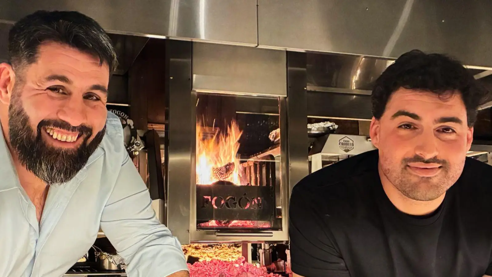 Das Restaurant „Fogón Asado” von Sebastián Cardamoni (l) und Alex Pels ist laut der Reise-App Tripadvisor das beste Restaurant der Welt.  (Foto: Marcus Christoph/dpa)