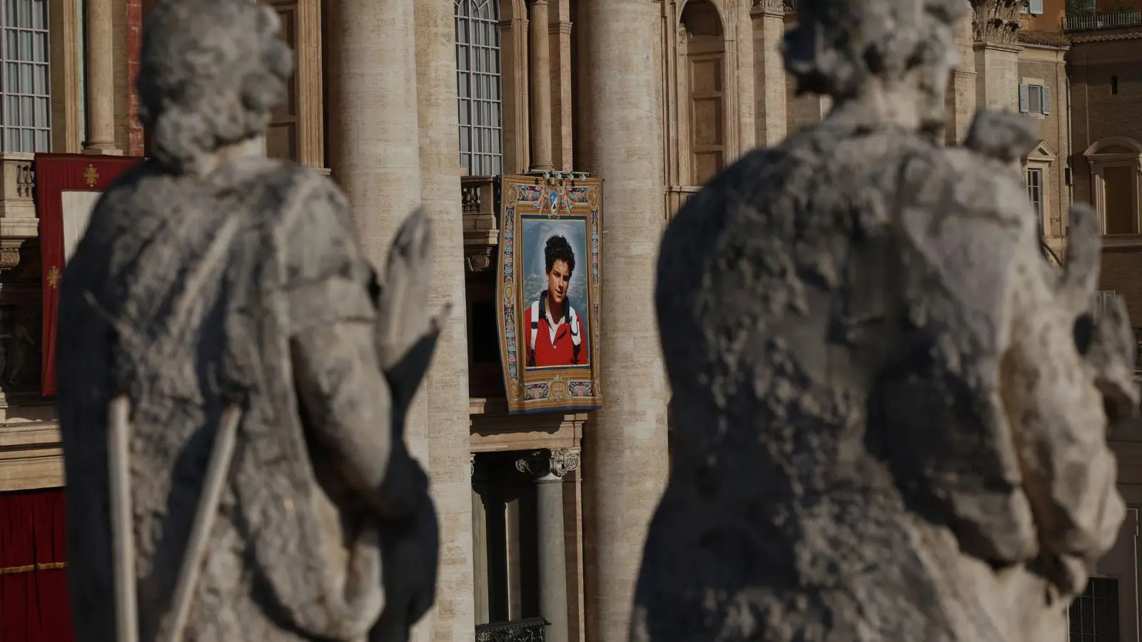 Am Petersdom hängt ein überlebensgroßes Bild des neuen Heiligen. (Foto: Marco Iacobucci/IPA via ZUMA Press/dpa)