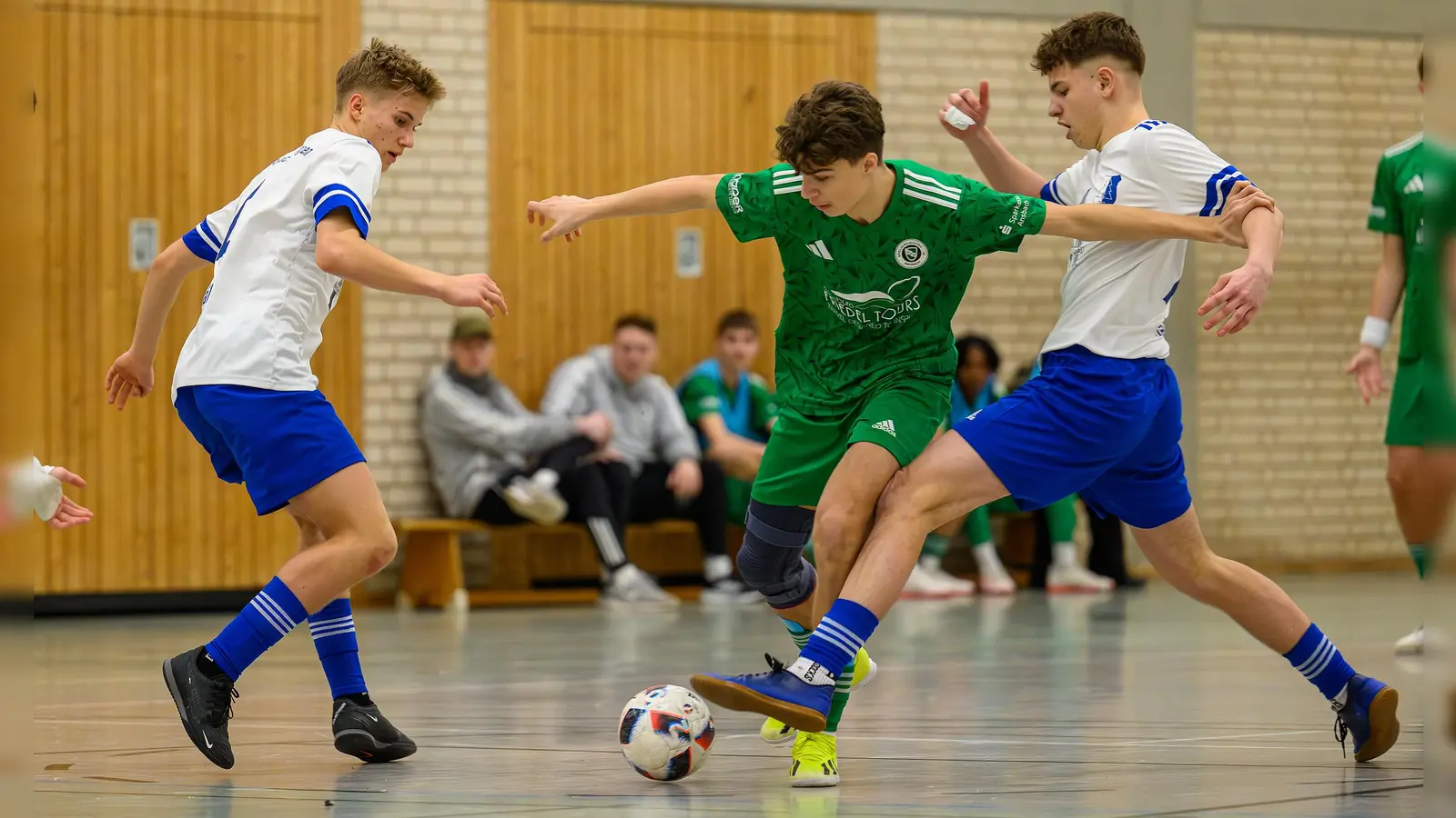 Ansbach mit Emir Shala (grünes Triktot) und Feuchtwangen mit Linus Hähnlein (links) und Elias Hahn (rechts) standen sich im Spiel um Platz drei gegenüber. (Foto: Sportfoto Zink / Jochen Tenner)