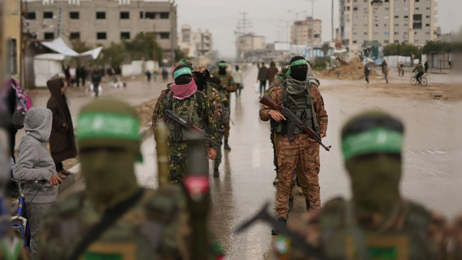 Die Islamistenorganisation Hamas im Gazastreifen will ihre Waffen nicht, wie von Israel gefordert, niederlegen. (Foto: Abdel Kareem Hana/AP/dpa)