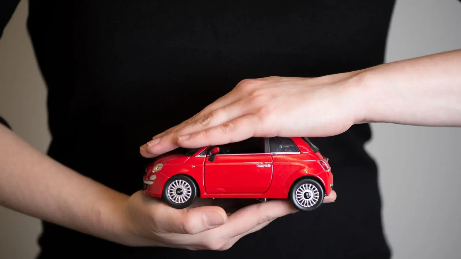 Wechselzeit bei Kfz-Versicherungen: Wer sorgfältig vergleicht, kann Geld sparen. (Foto: Andrea Warnecke/dpa-tmn)