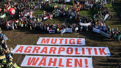 Diesmal durften die Bauern nicht mit Traktoren demonstrieren - dafür gab es große Banner. (Foto: Fabian Sommer/dpa)