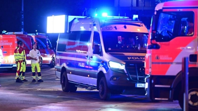 Polizei und Feuerwehr sind nach dem Abbruch des Christopher Street Day (CSD) im Einsatz. (Foto: Fabian Sommer/dpa)