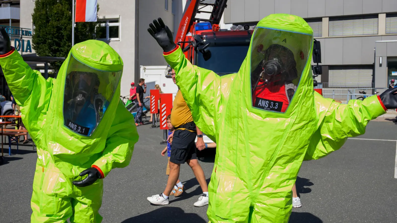 Trotz extremer Hitze in den Anzügen: Ein bisschen Spaß muss sein.  (Foto: René Chlopotowski)