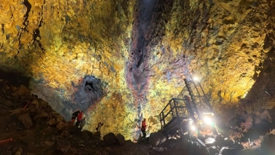 Angekommen, wo es einst kochte: in der Magmakammer des erloschenen Vulkans. (Foto: Manuel Meyer/dpa-tmn)