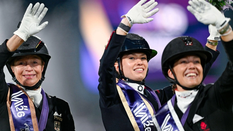 Isabell Werth feiert Bronze. (Foto: Uwe Anspach/dpa)