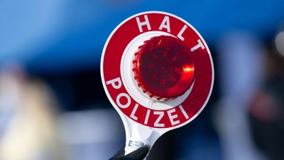 Die Polizei hatte auf der A6 ein wachsames Auge und stieß auf ein gestohlenes Auto. (Foto: Sven Hoppe/dpa)