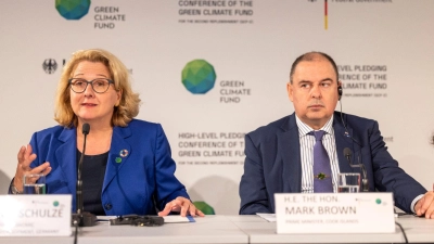 Svenja Schulze (SPD) Bundesministerin für wirtschaftliche Zusammenarbeit und Entwicklung, neben Mark Brown, Ministerpräsident der Cookinseln im Südpazifik. (Foto: Thomas Banneyer/dpa)