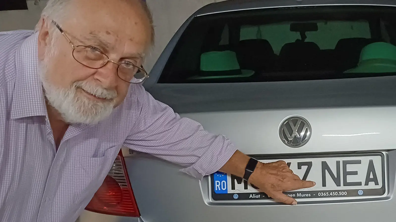 Stolz präsentiert Horst Frank sein Nummernschild in Rumänien, bei welchem er aus Heimatverbundenheit das KFZ-Kürzel von Neustadt übernommen hat. (Foto: privat)
