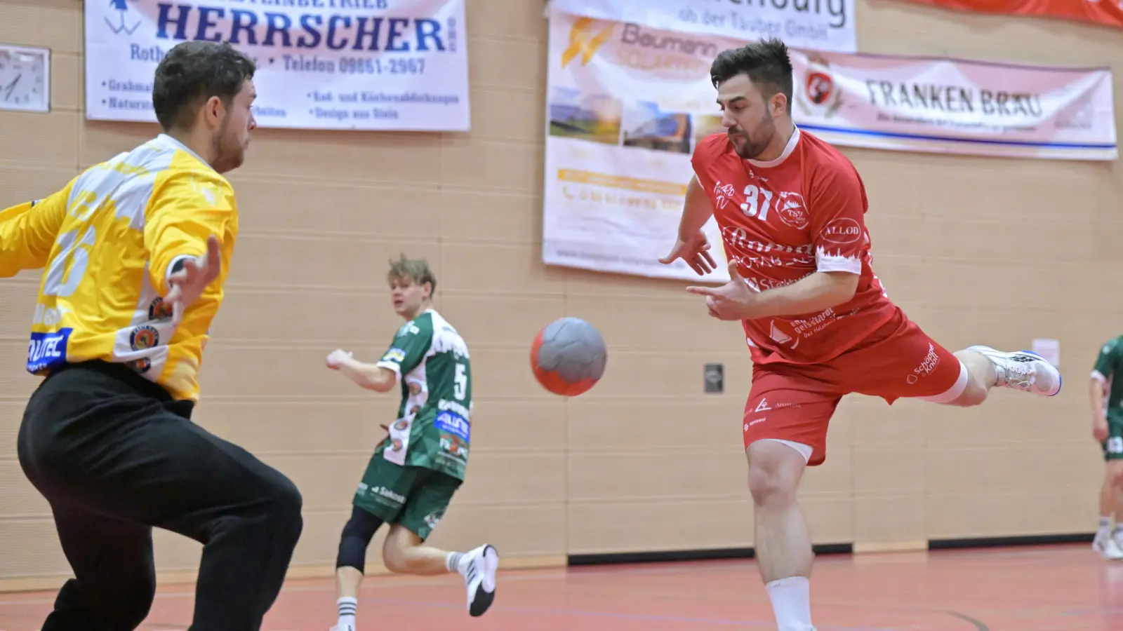 Szrgyan Ilicsin (im roten Trikot in einem anderen Spiel) war mit sieben Treffern der erfolgreichste Rothenburger. (Foto: Martin Rügner)