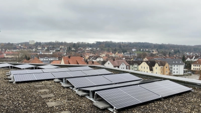 Auch auf manchen Flachdächern, wie hier auf einem des Gebäudes Landratsamts in Ansbach, werden inzwischen Photovoltaikanlagen installiert.  (Foto: Landratsamt Ansbach/Josephine Georgi)