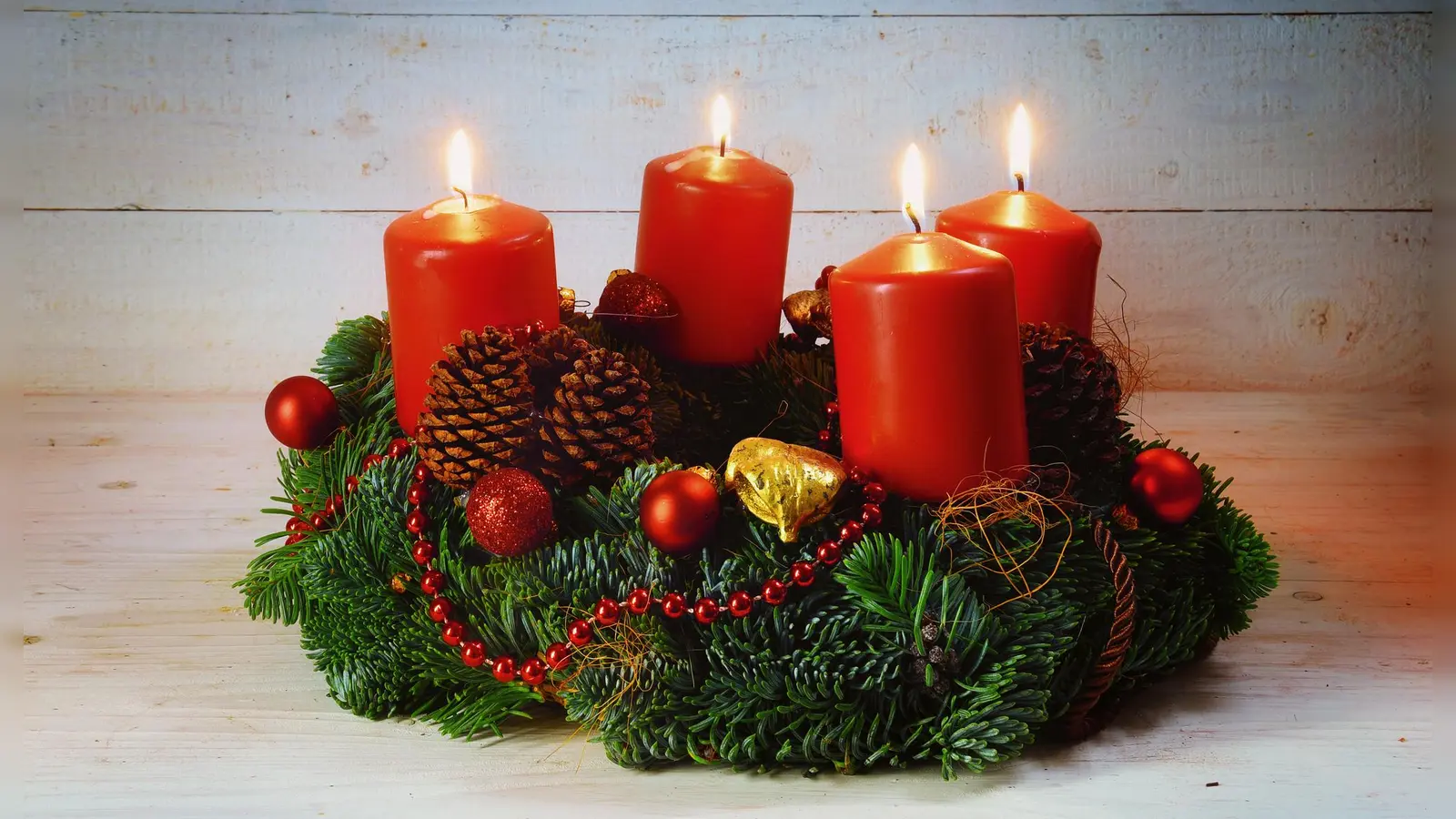 Rund um Weihnachten steigt das Brandrisiko. Wichtig ist eine Hausrat- oder Wohngebäudeversicherung. (Foto: GettyImages)