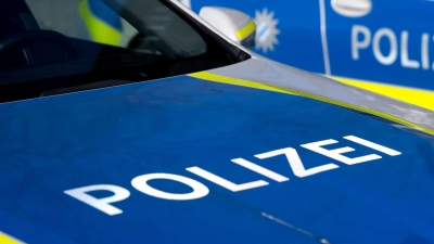 Zahlreiche Polizisten sind wegen des Vorfalls bei der Bank im Einsatz. (Symbolbild) (Foto: Sven Hoppe/dpa)