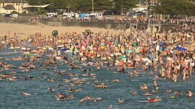 Surfer gedenken am Bondi Beach der Terroropfer.  (Foto: Mick Tsikas/AAP/dpa)