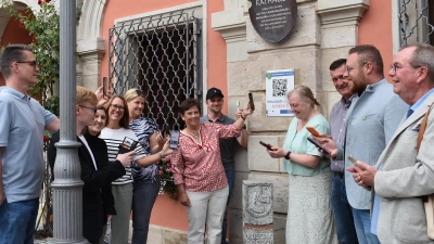 Das neue Projekt „Neustadt an der Aisch erleben” ist jetzt online. Mittels QR-Codes an besonderen Orten können Sehenswürdigkeiten per Smartphone entdeckt werden. Bürgermeister Alexander Müller (Zweiter von rechts) probierte es ebenso aus wie die anderen an diesem Projekt Beteiligten. (Foto: Ute Niephaus )