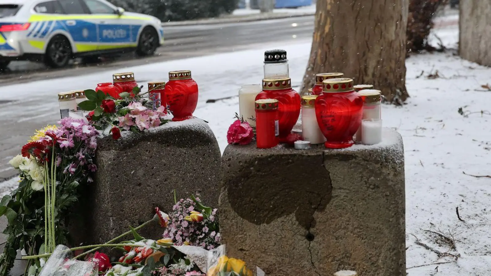 Am Tatort wurden Blumen und Kerzen für die Oper niedergelegt. (Foto: Daniel Löb/dpa)