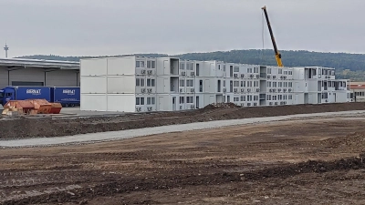 Übereinander gestapelt erweckten die auf einem Firmengelände im Burgbernheimer Industriegebiet abgestellten Container den Eindruck bei Bürgern, dass dort die Unterbringung von geflüchteten Menschen vorbereitet werden könnte. (Foto: Katrin Merklein)