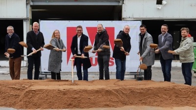 Oberbürgermeister Thomas Deffner (Vierter von rechts) und Marco Söllner (Vierter von links), Geschäftsführer der Andreas Hinterleitner GmbH, freuen sich gemeinsam mit Vertreterinnen und Vertretern der Mieter und der Bauunternehmen über den Baustart. (Foto: Antonia Müller)