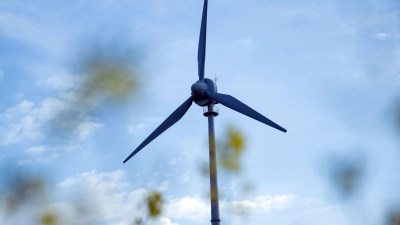 Der Ausbau der erneuerbaren ist ein Faktor für mehr Klimaschutz in Bayern. Wie der Freistaat hier vorankommt, steht jedes Jahr im Klimabericht. Der könnte aber schon bald gestrichen werden. (Illustration) (Foto: Pia Bayer/dpa)