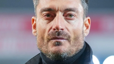 War mit seinem Debüt als Eintracht-Trainer nicht unzufrieden: Albert Riera. (Foto: Soeren Stache/dpa)