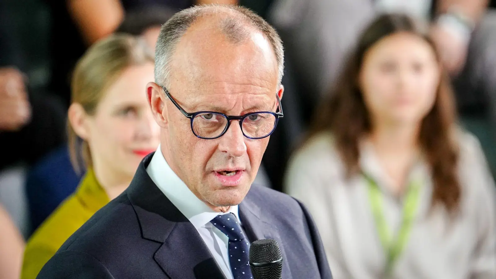 Opfer von Fake News: Eine Webseite verbreitet Falschinformationen unter dem Namen von Bundeskanzler Friedrich Merz (CDU). (Foto: Kay Nietfeld/dpa)