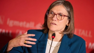 Die IG-Metall-Chefin fordert ein Standortbekenntnis von Unternehmen - und ein Ende von Debatten über vermeintlich faule Beschäftigte. (Archivbild) (Foto: Georg Wendt/dpa)