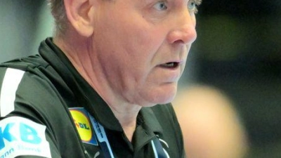 Zu früh gedrückt: Alfred Gislason leistet sich in der Schlussphase gegen Serbien einen unglücklichen Fauxpas.  (Foto: Sina Schuldt/dpa)