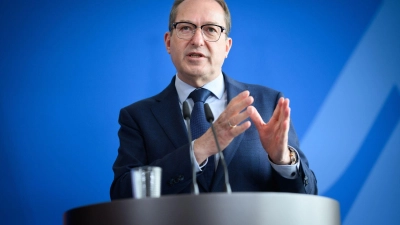 Innenminister Dobrindt will mit dem Gesetzentwurf die Sog-Faktoren für Migranten reduzieren. (Foto: Bernd von Jutrczenka/dpa)