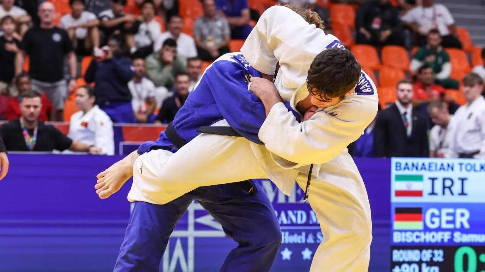 Samuel Bischoff (in blau) im Kampf gegen den Iraner Tolki. (Foto: IJF)