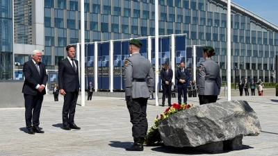 Mit einer Kranzniederlegung vor dem Nato-Hauptquartier begann der Festakt zum Beitritt Deutschlands zum Verteidigungsbündnis vor 70 Jahren.  (Foto: Ansgar Haase/dpa)