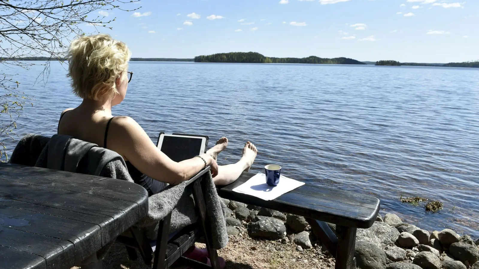 Während der Corona-Pandemie wanderten viele Beschäftigten ins Home-Office. Aber mobil im Ausland arbeiten? Deutschlands große Unternehmen handhaben das ganz unterschiedlich. (Foto: Jussi Nukari/Lehtikuva/dpa)